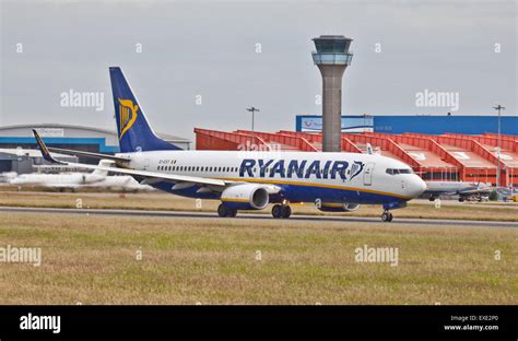 Ryanair Boeing Ei Evt Taking Off London Luton Airport Ltn Stock