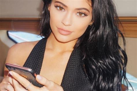 Kylie Jenner Ponosno Pokazala Svoj O Iljak Za Kojim Je Internet Potpuno