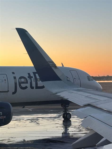 JetBlue planes clip one another at Boston Logan Airport - ABC News