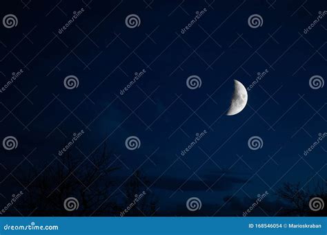 Fondo De Media Luna Con Estrellas Y Nubes Foto De Archivo Imagen De