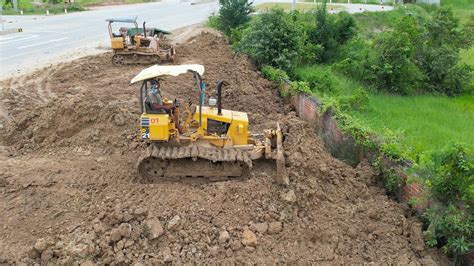 Mini Dozer Pouring Dirt Komatsu D P Bulldozer Leveling Land Youtube