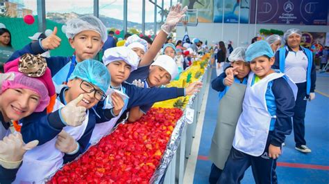 Estudiantes Preparan La Ensalada De Frutas M S Grande Del Per