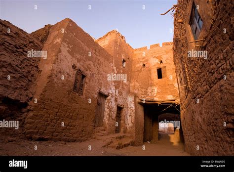 Old City Of Mut Dakhla Oasis Egypt Stock Photo Alamy