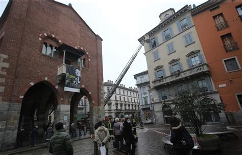 Monza Caduta Calcinacci Accanto Allarengario Vigili Del Fuoco In