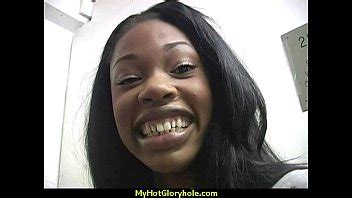 Puta de ébano folla una polla blanca gloryhole en su primera escena interracial 24 XVIDEOS