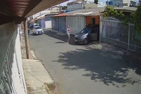 Vídeo bebê é atropelada pelo carro do pai e sai sem ferimentos graves