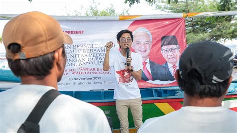 Peduli Lingkungan Ganjar Creasi Bersama Warga Kompak Bersihkan Pantai