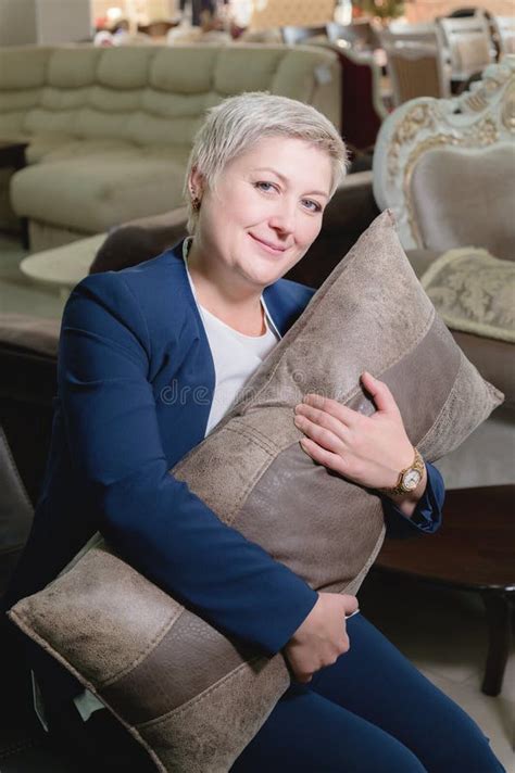 Short Haired Barefoot Blonde Girls Stock Photos Free Royalty Free Stock Photos From Dreamstime