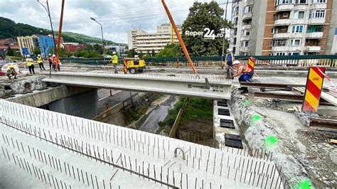 Au fost înlocuite grinzile fisurate la podul din centrul Reșiței