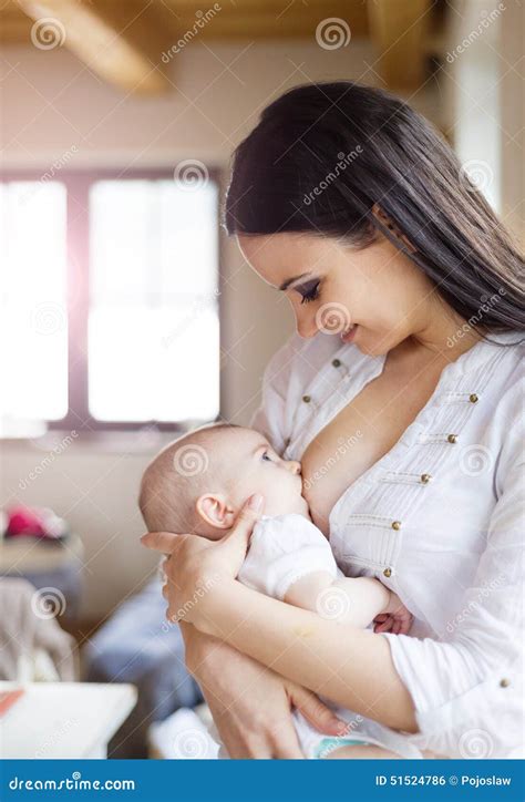 Madre Che Allatta Al Seno Il Suo Bambino Fotografia Stock Immagine Di