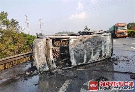 面包车随时爆炸！他徒手破窗救出6人后默默离开！ 百色市 面包车 民警 新浪新闻