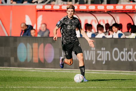 Verslag Ajax Verliest Doelpuntrijk Duel In Utrecht