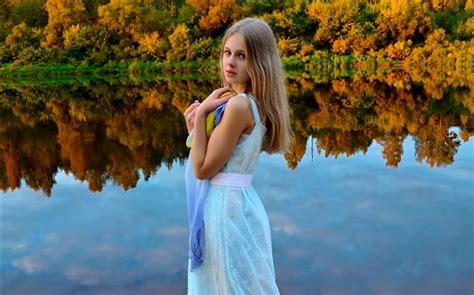 Robe blanche fille blonde yeux lac forêt réflexion de l eau HD Fonds d écran filles