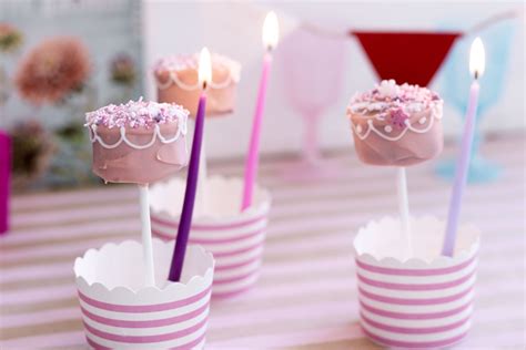 Definire Occhiolino Senza valore birthday party cake pops Avere a che ...