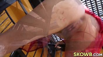 Nena de pecho plano es follada al estilo misionero en el sofá XVIDEOS