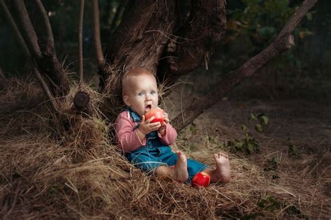 Ni A Come Una Manzana En El Bosque Foto Premium