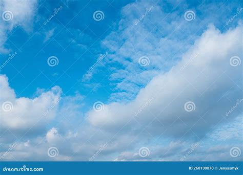 Cielo Azul Claro Y Nubes Blancas Foto De Archivo Imagen De Aire