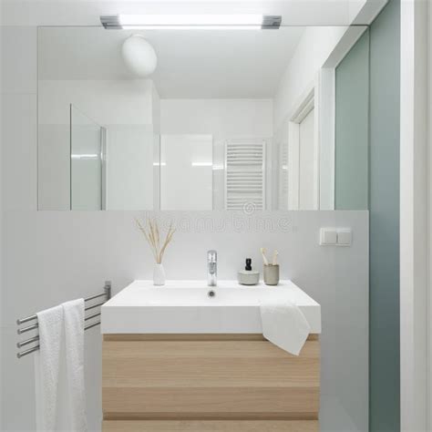 Eenvoudig En Elegant Toilet Stock Foto Image Of Huis Lamp