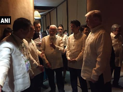 Pm Narendra Modi Donald Trump Asean Summit Manila In One Dresses Asean समिट एक ही रंग में