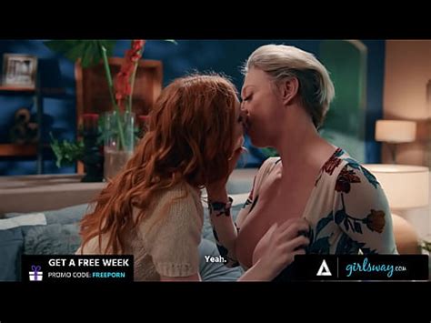 Girlsway La Milf Femdom Dee Williams A Des Relations Sexuelles Coquines Avec La Petite Rousse