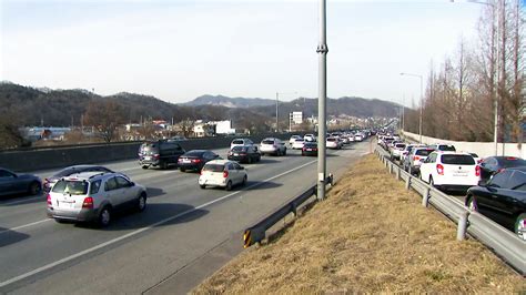 설 연휴 첫날 고속도로 정체 조금씩 풀려서울→부산 4시간 40분 네이트 뉴스