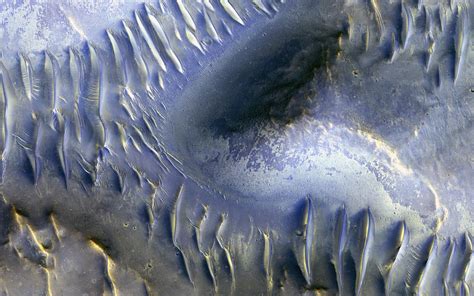 HiRISE Views Splitting Dunes on Mars