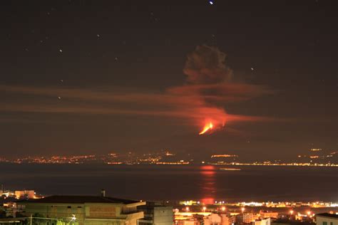 Etna In Eruzione Che Spettacolo Nella Notte Flussi Piroclastici E