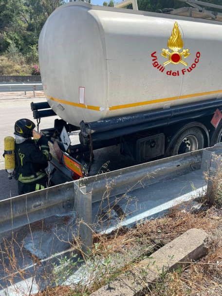 Cisterna Di Benzina In Fiamme Sull Autostrada A20 Vigili Del Fuoco In