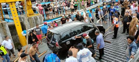 Mobil Jatuh Dari Kapal Ihan Batak Di Pelabuhan Ambarita Tewas