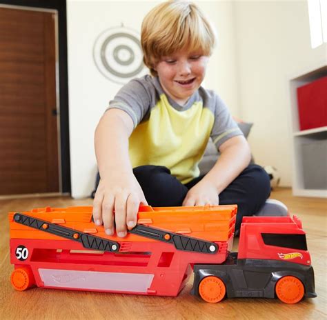 Hot Wheels Mega Red Hauler transportbil med plats för bilar GHR