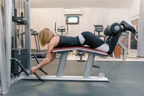 Упражнения для ягодиц в тренажерном зале для девушек, ТОП 7