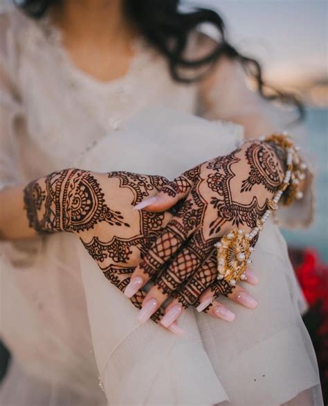 Stunning Mehendi Designs For The Sister Of The Bride And Bridesmaids