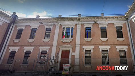 Ancona De Amicis Restyling In Ritardo La Riapertura Slitta A Causa