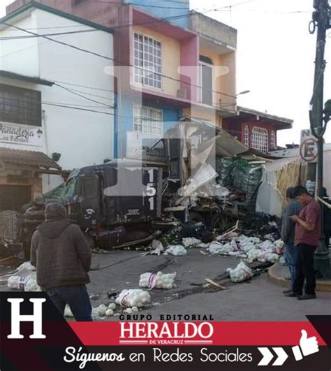 Trailer se quedó sin frenos y chocó contra otros