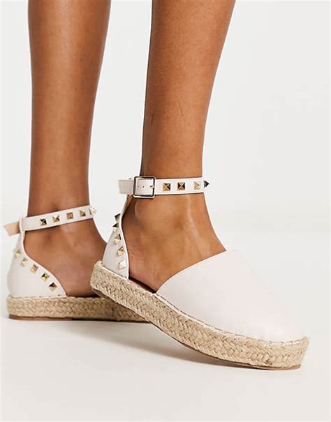 Truffle Collection Wide Fit Espadrilles In Beige Mit Nietenbesetzten Fesselriemen Weite