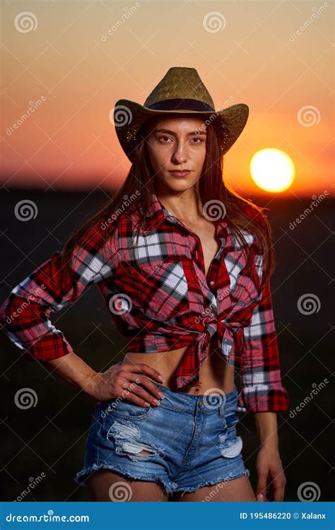 Jovem Vaqueira No P R Do Sol Foto De Stock Imagem De Latina Beleza