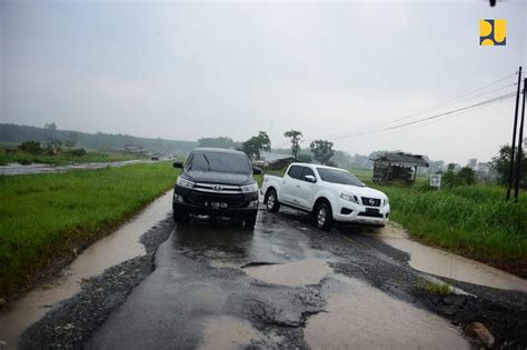 Instruksi Presiden Jokowi Kementerian PUPR Ambil Alih Perbaikan Jalan