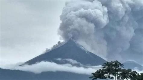 Gunung Berapi Fuego Di Guatemala Erupsi Lebih Dari 1 000 Orang