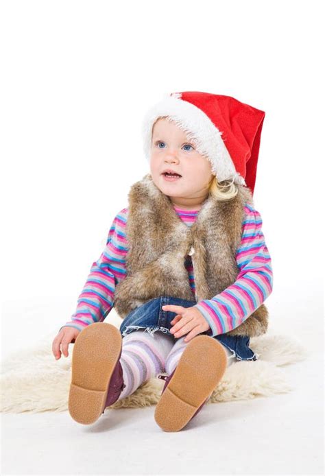 La Petite Fille Blonde Dans Une Veste De Fourrure Et Le Chapeau D Une