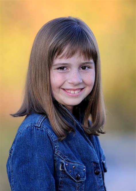 Giovane Ragazza Sorridente Del Brunette Fotografia Stock Immagine Di Caucasico Chiusura
