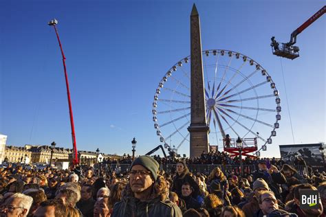 Hommage populaire rendu à Johnny Hallyday sur Paris Bruno de Hogues