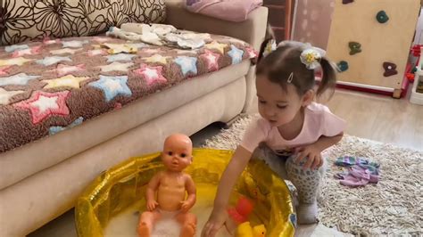 Купание куклы. Bathing DOLLS. Алёна купает куклу как мама. - YouTube
