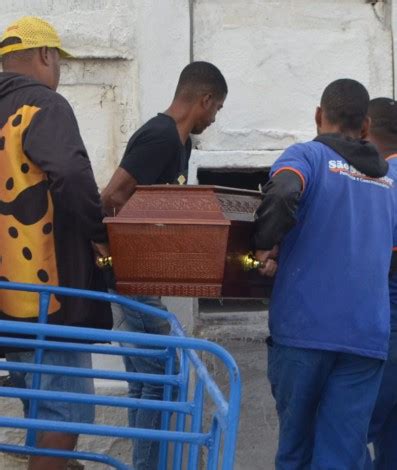 Familiares Se Despedem De Professora Morta E Enterrada Dentro De Casa