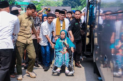 385 Jemaah Haji Asal Tangsel Berangkat Ke Tanah Suci Tertua Usia 93