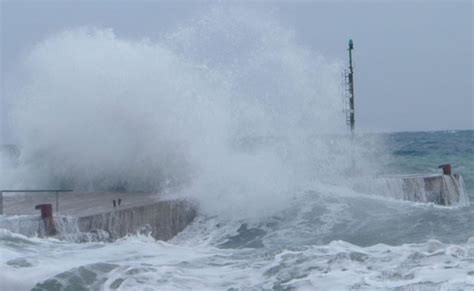 Pesaro E Fano Nella Morsa Del Maltempo Raffiche Di Vento A