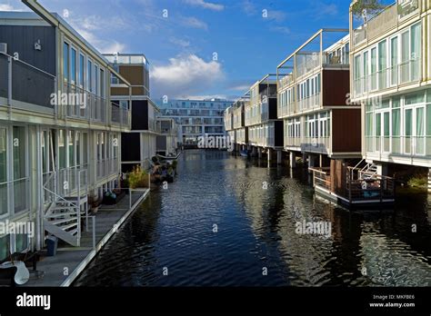 Casa Flotante En El Distrito De Ijburg De Amsterdam Holanda Pa Ses