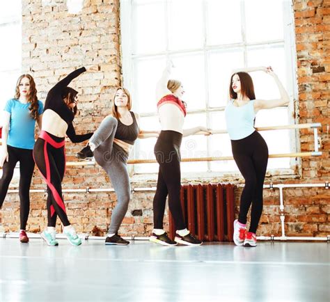 Mujeres Haciendo Deporte En Gimnasia Estilo De Vida Feliz Personas