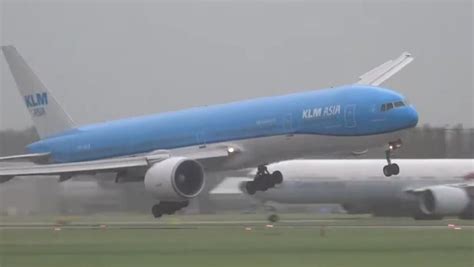 Spectaculaire Atterrissage D Un Boeing 777 Par Grand Vent Lindependant Fr