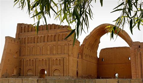 Ruins of Taq Kasra, a Sasanian palace. It is the only visible remaining structure of Ctesiphon ...