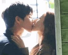 korean kiss gif  koleksi gambar
